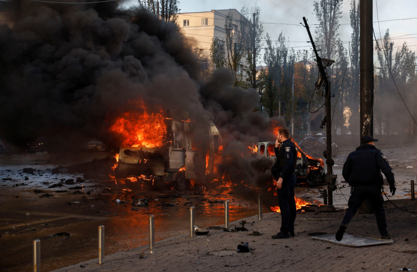  Cars are seen on fire after Russian missile strikes, as Russia's attack continues, in Kyiv, Ukraine October 10, 2022. (photo credit: REUTERS/VALENTYN OGIRENKO)