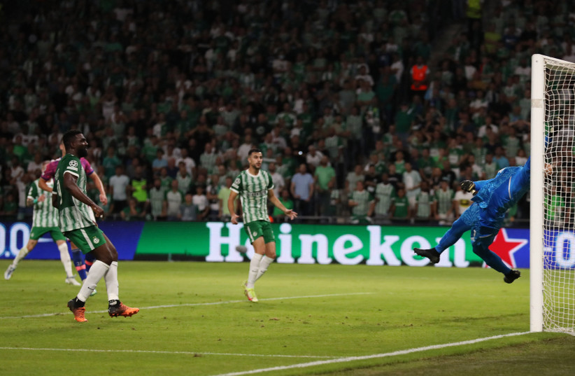  OMER ATZILI scores Maccabi Haifa's second goal past Juventus 'keeper Wojciech Szczesny in the 42nd minute of the Greens' 2-0 upset victory over Juventus on Tuesday night in their Champions League Group H clash at Sammy Ofer Stadium (credit: RONEN ZVULUN/REUTERS)