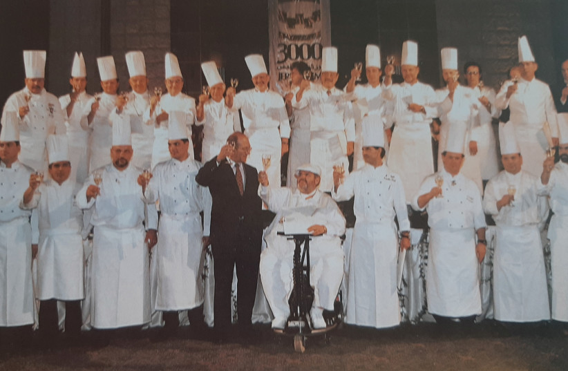  THE CHEFS and sous-chefs who prepared the Jerusalem 3000 Banquet, with mayor Ehud Olmert. (credit: Shalom Kadosh)