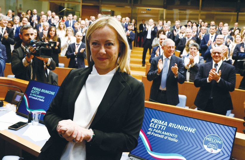 La dirigeante des Frères d'Italie, Giorgia Meloni, assiste à une réunion la semaine dernière avec des députés nouvellement élus de son parti.  (crédit : GUGLIELMO MANGIAPANE / REUTERS)