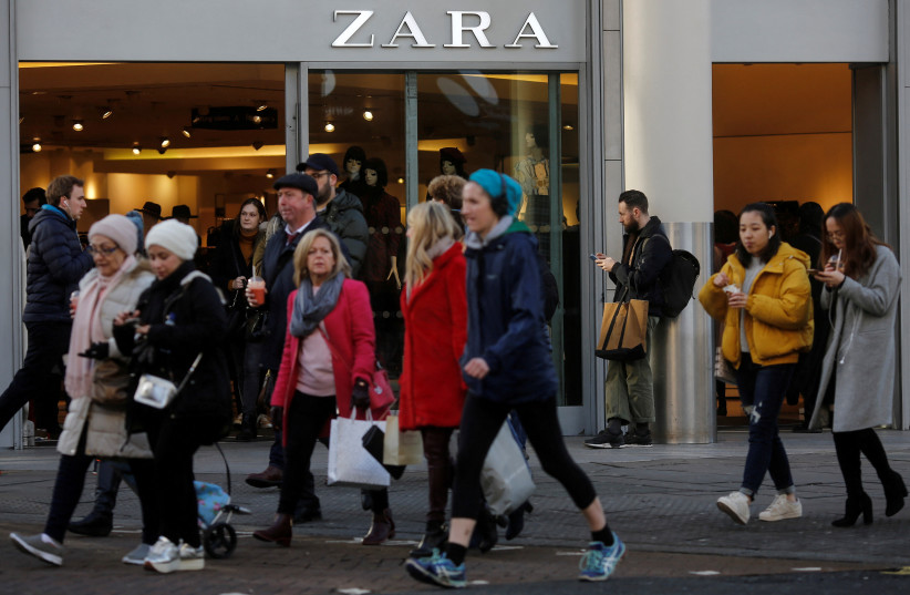  Shoppers walk past a Zara Store on Oxford Street in London, Britain December 17, 2018. (photo credit: REUTERS/SIMON DAWSON/FILE PHOTO)