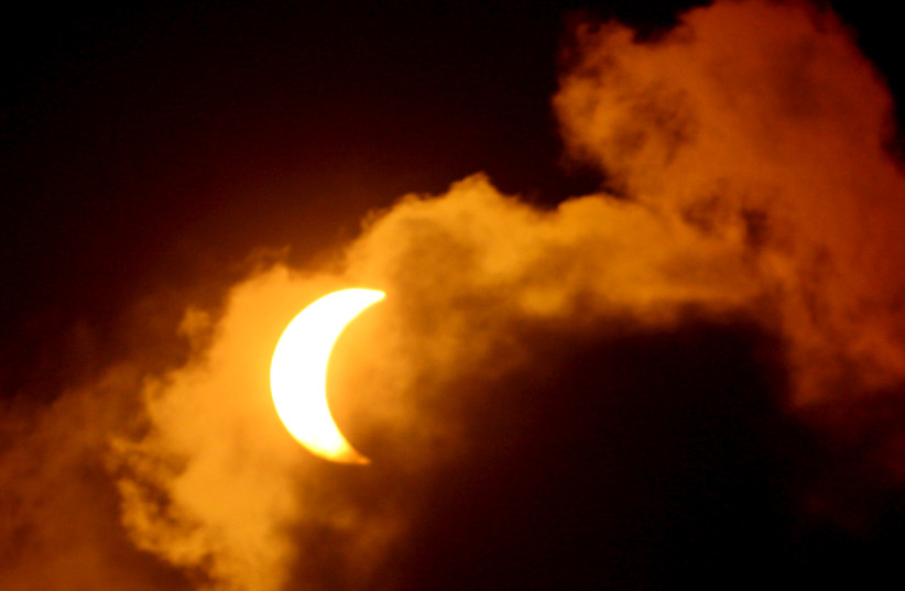  The moon partially covers the sun during a partial solar eclipse seen from Maccabim, near Tel Aviv March 29, 2006.  (credit: GIL COHEN MAGEN/REUTERS)