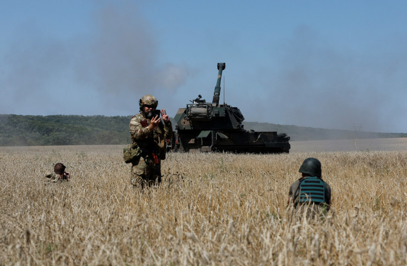  Ukrainian servicemen fire towards Russian troops on self-propelled AHS Krab howitzer as Russia's attack in Ukraine continues ,in Donetsk region, Ukraine, August 23, 2022. (photo credit: AMMAR AWAD/REUTERS)
