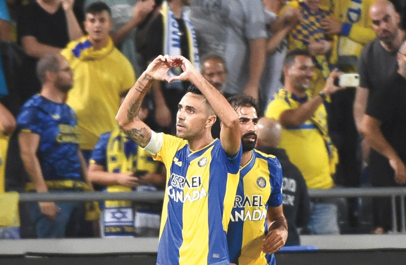 Maccabi Tel Aviv striker Eran Zahavi gestures to the Bloomfield Stadium fans after scoring the yellow-and-blue’s second goal in the 3-0 conquest of Maccabi Netanya. (photo credit: BERNEY ARDOV)