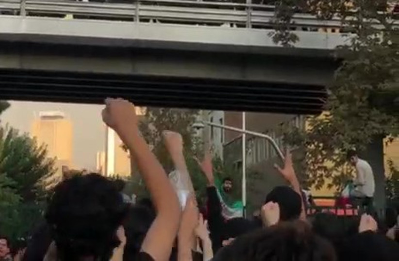  Iranian protesters chant towards security forces in Tehran, October 26, 2022 (credit: 1500tasvir)