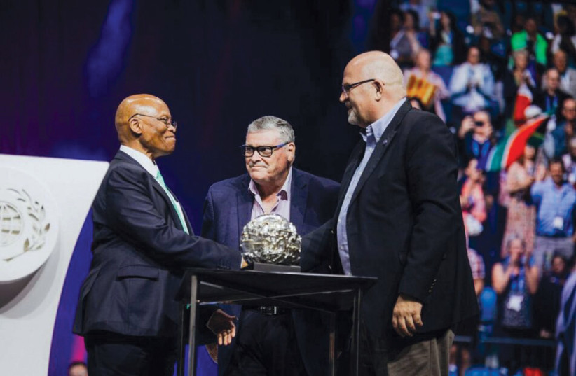  Mogoeng Mogoeng, South Africa’s former chief justice, receives the Nehemiah Award from ICEJ President Dr. Juergen Buehler and Executive Director Malcolm Hedding. (photo credit: ICEJ)