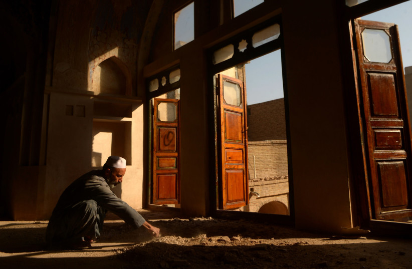  An Afghan worker reconstructs part of the Yu Aw synagogue in Herat, Afghanistan.  (photo credit: AFP VIA GETTY IMAGES)