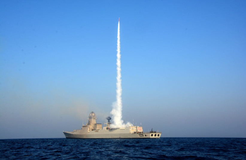 Un missile Barak-8 tiré d'un destroyer de classe Kalkata.  (crédit photo : Wikimedia Commons)