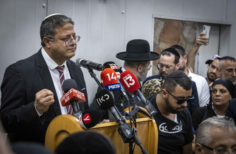  Otzma Yehudit leader MK Itamar Ben-Gvir is seen eulogizing Ronen Hannina at his funeral on October 30, 2022 in Jerusalem. (credit: OLIVIER FITOUSSI/FLASH90)
