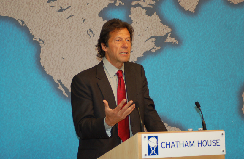 Imran Khan speaking at the Chatham House in London, January 2010 (photo credit: CHATHAM HOUSE/CC BY 2.0 (https://creativecommons.org/licenses/by/2.0)/VIA WIKIMEDIA COMMONS)