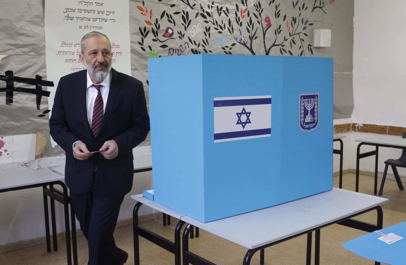  Arye Deri votes at the 2022 Israeli election. (credit: MARC ISRAEL SELLEM)