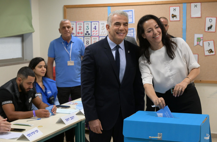  Prime Minister Yair Lapid and his wife Lihi Lapid vote at the polling station in Tel Aviv November 1, 2022. (credit: AMOS BEN GERSHOM/GPO)