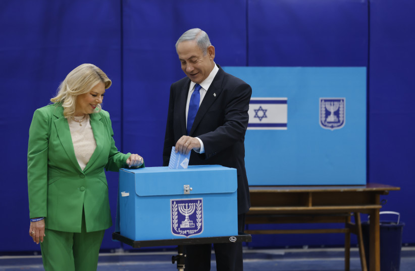  Likud party chairman Benjamin Netanyahu arrives with his wife Sara to cast his vote at a voting station in Jerusalem, on November 1, 2022, in the Israeli general elections. (photo credit: OLIVIER FITOUSSI/FLASH90)