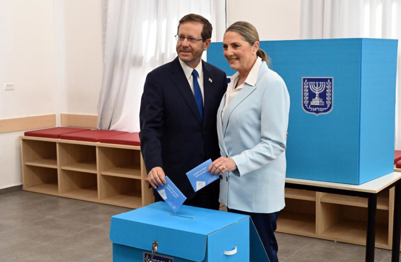  President Herzog and first Lady Michal Herzog cast their votes for the 2022 election on Nov. 1, 2022.  (credit: HAIM ZACH/GPO)