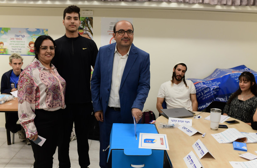  Head of the Balad Party MK Sami Abu Shehadeh arrives with his family to cast his vote a voting station, on November 1, 2022, for the Israeli general elections. (credit: TOMER NEUBERG/FLASH90)