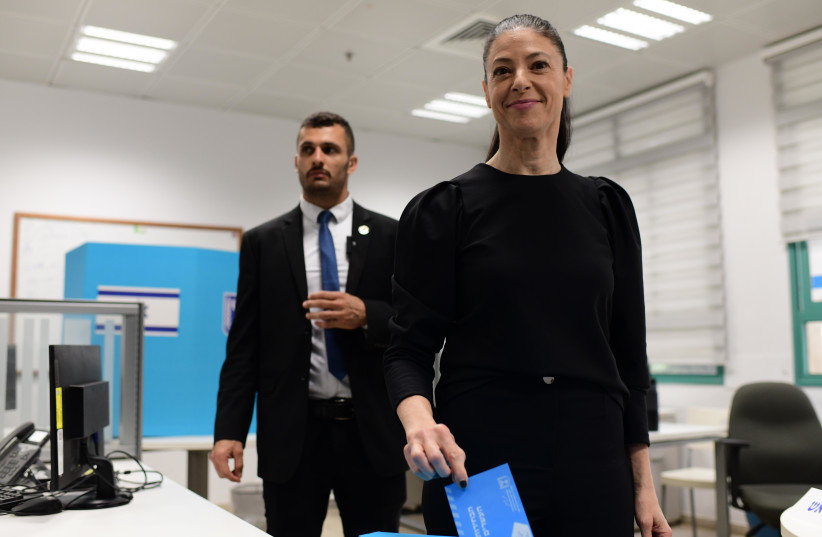  Labor Party leader and Transportation Minister Merav Michaeli casts her ballot at a voting station in Tel Aviv, during the Knesset Elections, on November 1, 2022.  (credit: TOMER NEUBERG/FLASH90)