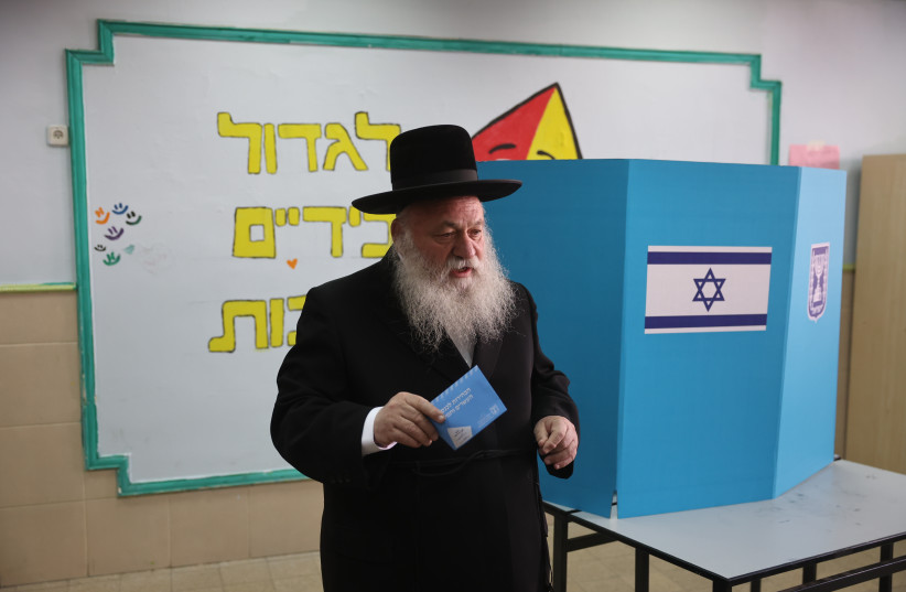  UTJ chairman Rabbi Yitzchak Goldknopf casts his vote in the Israeli general elections in Jerusalem, November 1, 2022. (credit: YONATAN SINDEL/FLASH90)