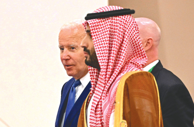 Le président américain Joe Biden et le prince héritier saoudien Mohammed ben Salmane marchent côte à côte lors d'une réunion du Conseil de coopération du Golfe à Djeddah, en Arabie saoudite, plus tôt cette année. (crédit : MANDEL NGAN/REUTERS)