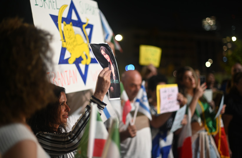 Israeli activist show support for protesters in Iran. (photo credit: Shanie Roth Photography)