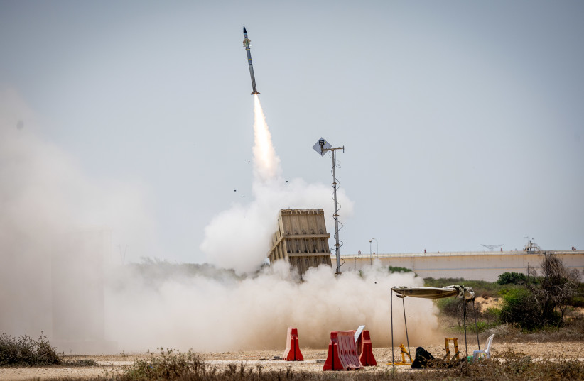 Iron Dome anti-missile system fires missiles as rockets fired from the Gaza Strip to Israel, in Ashkelon on August 7, 2022. (photo credit: YONATAN SINDEL/FLASH90)