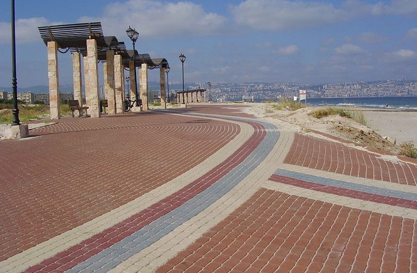 The promenade near the beach in Kiryat Yam (credit: REUTY PIKIWIKI ISRAEL/CC BY 2.5 (https://creativecommons.org/licenses/by/2.5)/VIA WIKIMEDIA COMMONS)