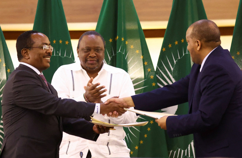  Former Kenyan President Uhuru Kenyatta applauds Ethiopian government representative Redwan Hussien and Tigray delegate Getachew Reda after signing the AU-led negotiations to resolve the conflict in northern Ethiopia, in Pretoria, South Africa (photo credit: REUTERS)