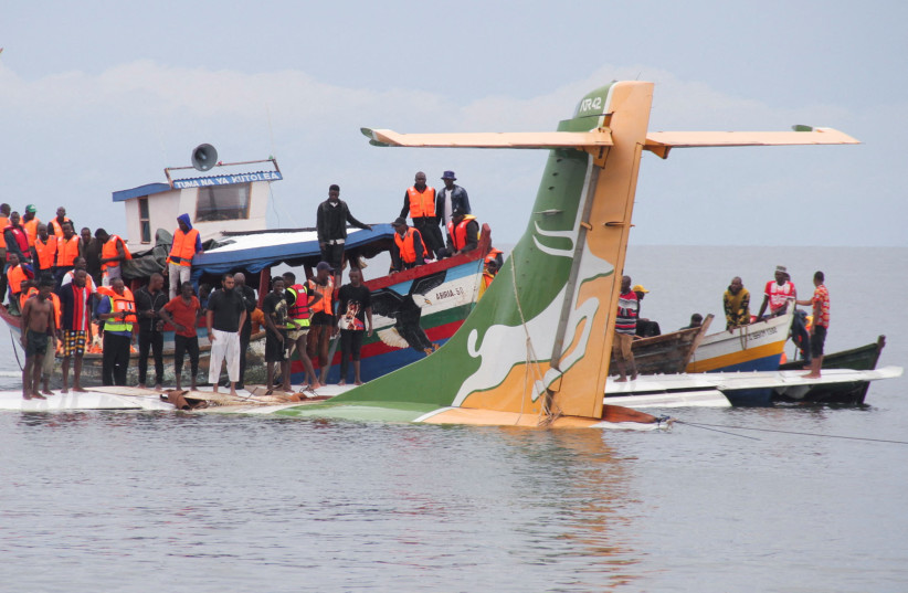  Rescuers attempt to recover the Precision Air passenger plane that crashed into Lake Victoria in Bukoba, Tanzania, November 6, 2022 (photo credit: REUTERS/STRINGER)