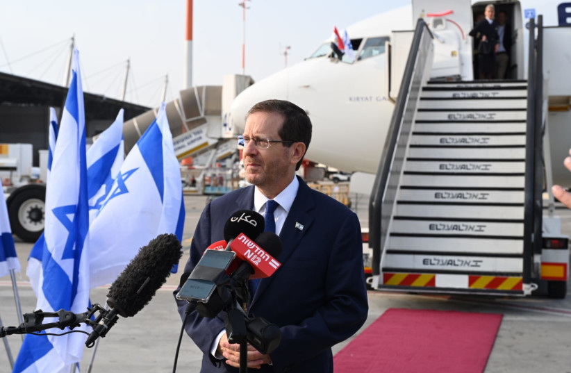 President Isaac Herzog departs for COP27 in Sharm el-Sheikh, Egypt, November 7, 2022. (credit: HAIM ZACH/GPO)