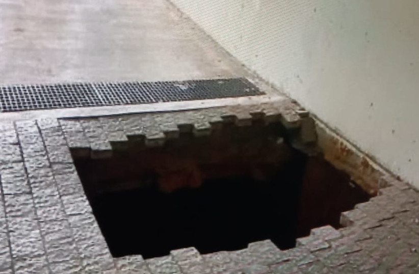  Sinkhole opens in Hod Hasharon November 7, 2022. (credit: FIRE AND RESCUE SERVICE)