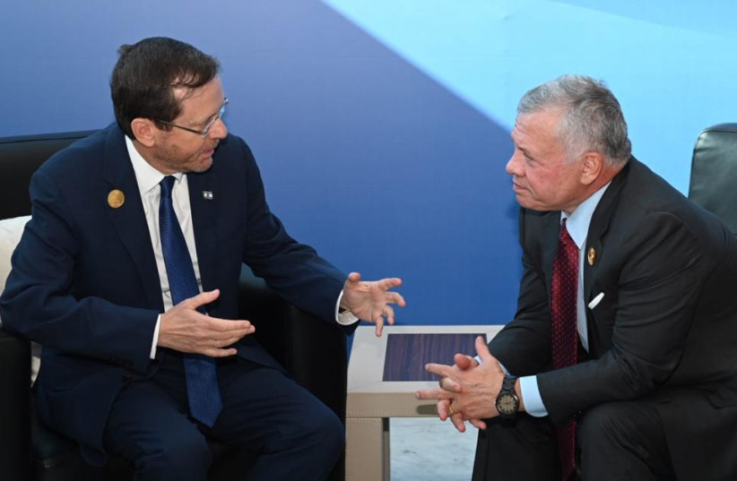  Israel's President Isaac Herzog and King Abdullah II of Jordan meeting at the COP27 conference in Egypt, November 7, 2022. (photo credit: HAIM ZACH/GPO)