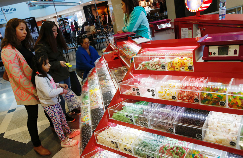  A girl picks candy at shopping mall in Vina del mar, Chile, May 14, 2017 (credit: REUTERS/RODRIGO GARRIDO)