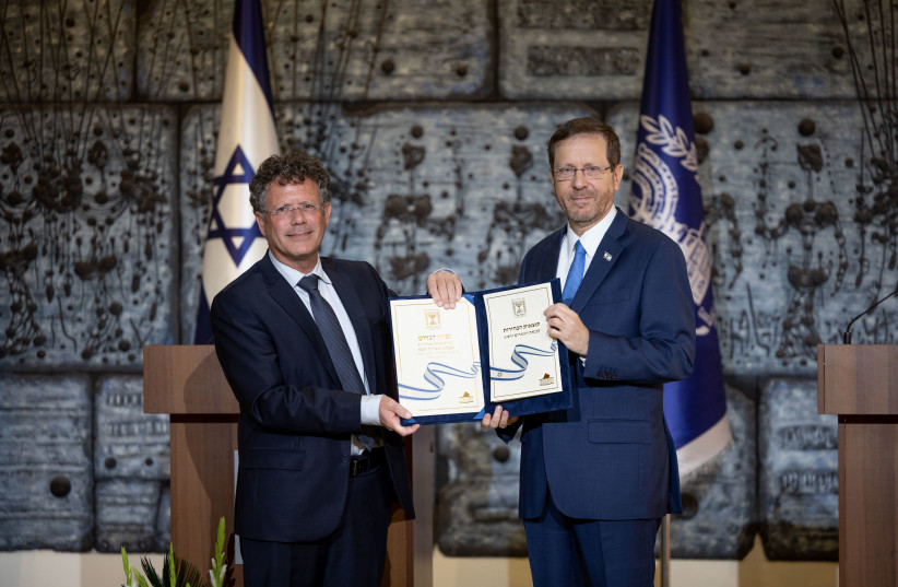  Chairman of the Electoral Comittee and Supreme Court judge Yitzhak Amit presents the official results of the elections to  Israeli president Isaac Herzog, at the President's residence in Jerusalem, on November 9, 2022. (photo credit: YONATAN SINDEL/FLASH90)