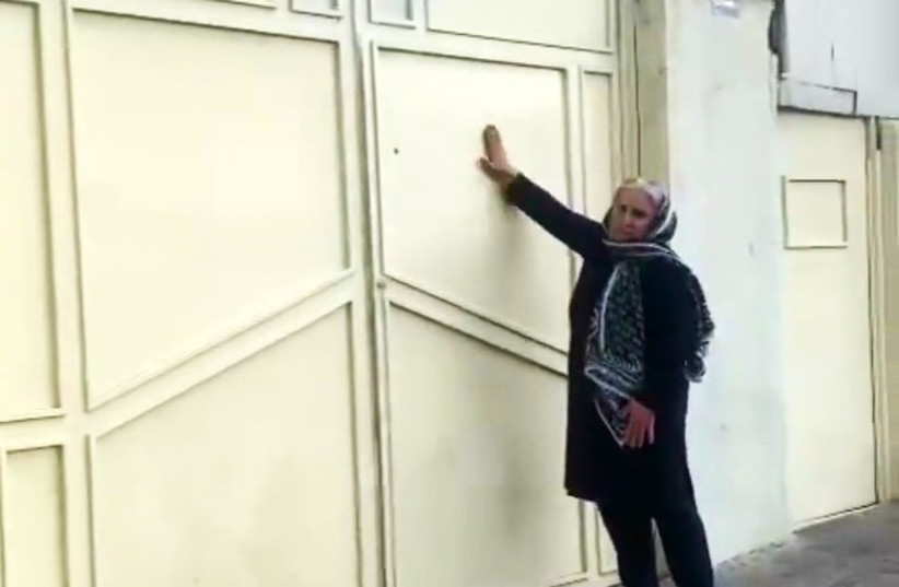  Behieh Namjoo, the mother of Elham Afkari, bangs on the doors of the detention center where her daughter is being held, November 12, 2022 (photo credit: 1500tasvir)