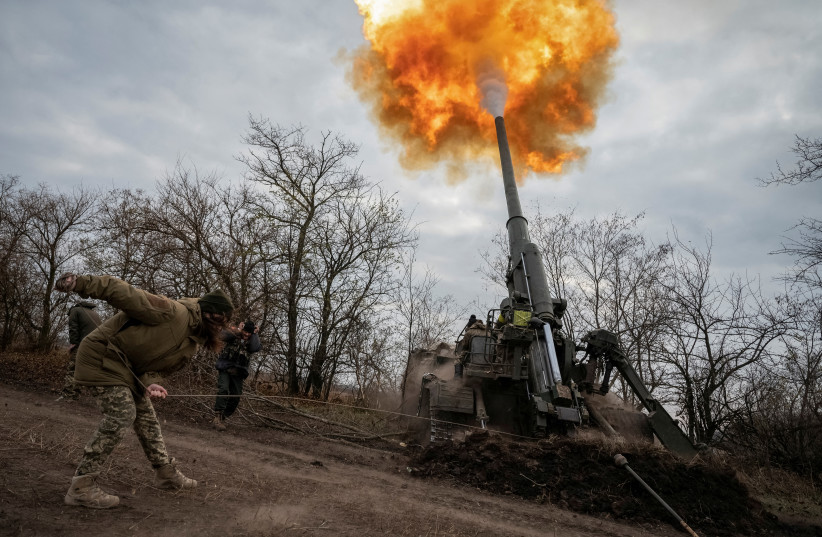  A Ukrainian servicewoman fires a 2S7 Pion self-propelled gun at a position, as Russia's attack on Ukraine continues, on a frontline in Kherson region, Ukraine November 9, 2022 (credit: REUTERS/Viacheslav Ratynskyi)