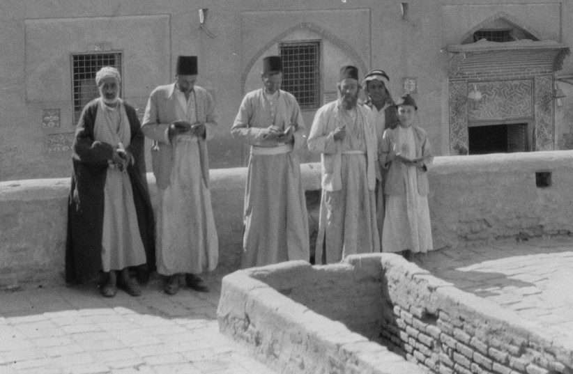   Jews praying at Ezekiel's Tomb in Al-Kifl, Iraq in 1932. (photo credit: LIBRARY OF CONGRESS)