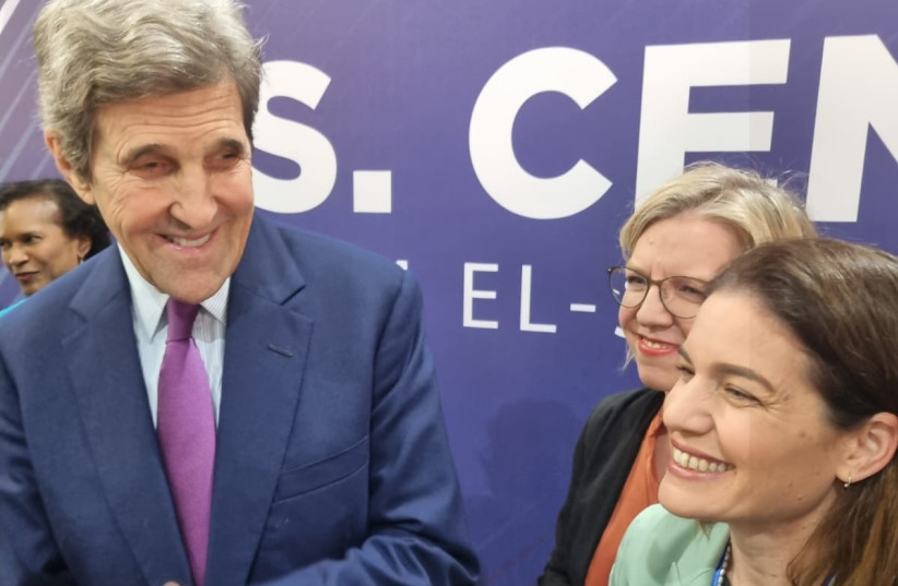  US Special Presidential Envoy for Climate John Kerry (left) and Israeli Environmental Protection Minister Tamar Zandberg (right) at the Sharm el-Sheikh climate summit November 17, 2022. (credit: Environmental Protection Ministry)