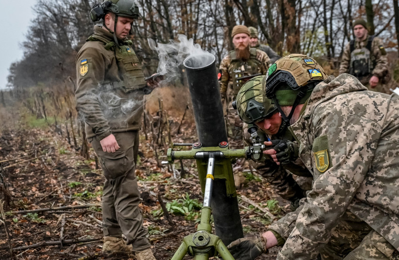 Ukrainian servicemen fire a mortar on a front line, as Russia's attack on Ukraine continues, in Zaporizhzhia region, Ukraine, November 16, 2022. (credit: REUTERS/STRINGER)