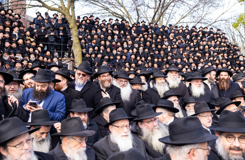  Thousands of Shluchim pose for a “class picture” outside Chabad World Headquarters (credit: Shalom Burkis - Kinus.com)