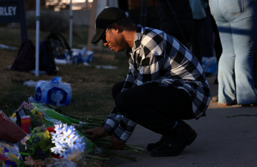  Jey Swisher places a floral tribute after a mass shooting at the Club Q gay nightclub in Colorado Springs, Colorado, U.S., November 20, 2022 (credit: REUTERS/KEVIN MOHATT)