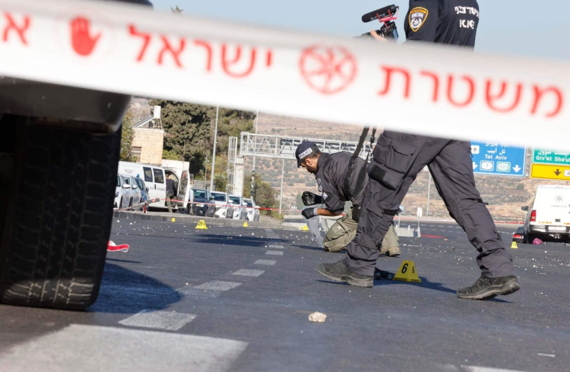 La policía opera en la escena de un ataque terrorista en Jerusalén después de que dos bombas explotaran en las paradas de autobús cerca de la entrada a la ciudad, el 23 de noviembre de 2022. (Crédito: MARC ISRAEL SELLEM/THE JERUSALEM POST)