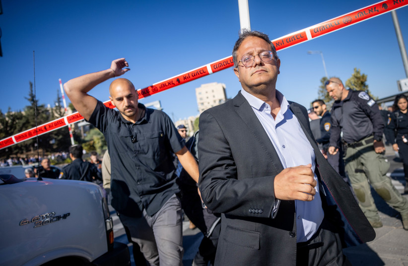  Head of the Otzma Yehudit party MK Itamar Ben-Gvir at the scene of a suspected terror attack near the entrance to Jerusalem, on November 23, 2022.  (credit: YONATAN SINDEL/FLASH90)