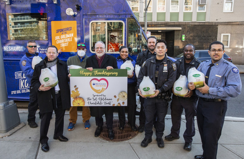  The Queens precinct and the Met Council distribute food to those in need for Thanksgiving. (photo credit: COURTESY MET COUNCIL)
