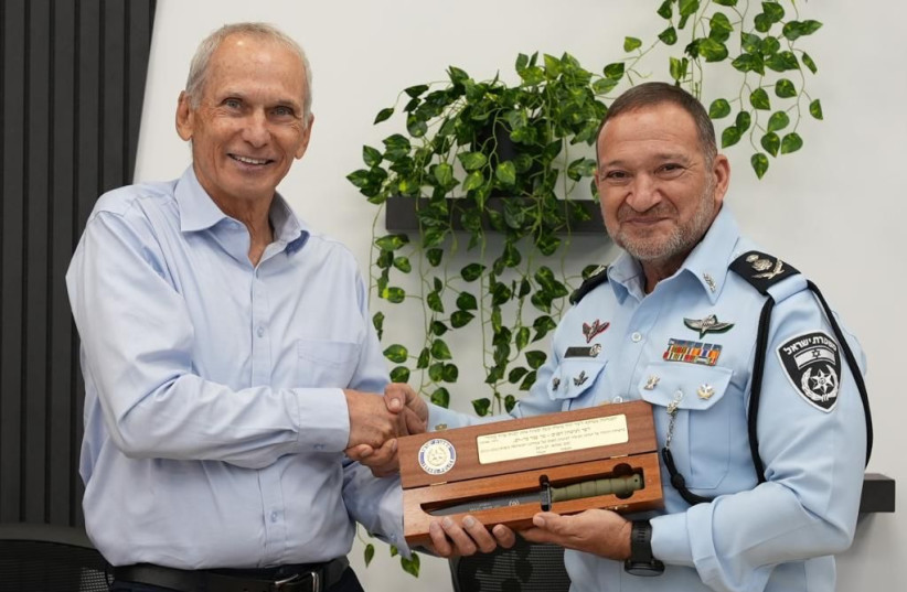  Police chief Kobi Shabtai hands a parting gift to outgoing Public Security Minister Omer Bar Lev (credit: ISRAEL POLICE)