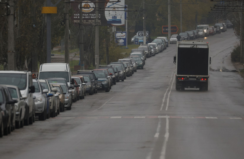  Drivers stand in line to buy petrol after Russia's retreat Kherson, Ukraine November 17, 2022. (photo credit: REUTERS/VALENTYN OGIRENKO)