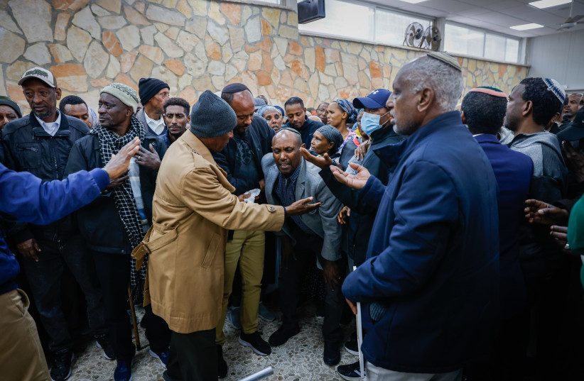  Family and friends attend the funeral of Tadasa Tashume Ben Ma'ade, who died of his wounds suffered in a bomb attack at the entrance to Jerusalem last week, at Har HaMenuchot Cemetery in Jerusalem, November 27, 2022 (credit: OLIVIER FITOUSSI/FLASH90)