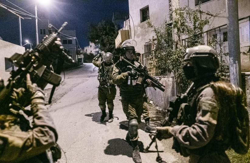 Des soldats de Tsahal opèrent en Cisjordanie pendant l'opération Break the Wave en cours. (crédit : UNITÉ DU PORTE-PAROLE de Tsahal)