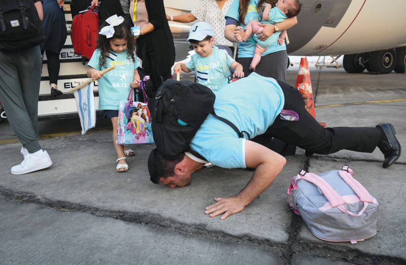  A NEW immigrant from North America kisses the ground upon his arrival at Ben-Gurion Airport. Coming from the United States, 21,000 people made aliyah in the past 30 years, approximately 94%, 20,000 people, are Jewish. (credit: FLASH90)