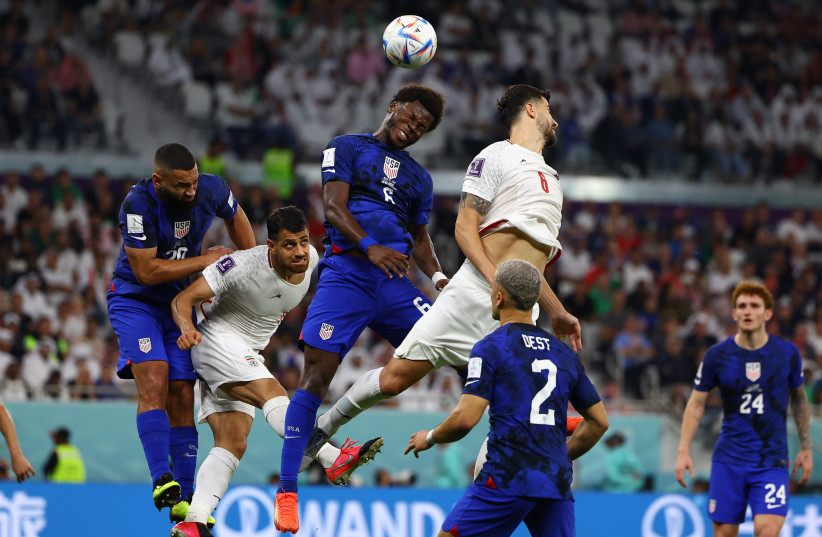 Coupe du Monde de la FIFA, Qatar 2022 - Groupe B - Iran contre États-Unis - Stade Al Thumama, Doha, Qatar - 29 novembre 2022 Yunus Musah des États-Unis en action avec l'Iranien Saeid Ezatolahi (crédit photo : KAI PFAFFENBACH/REUTERS)