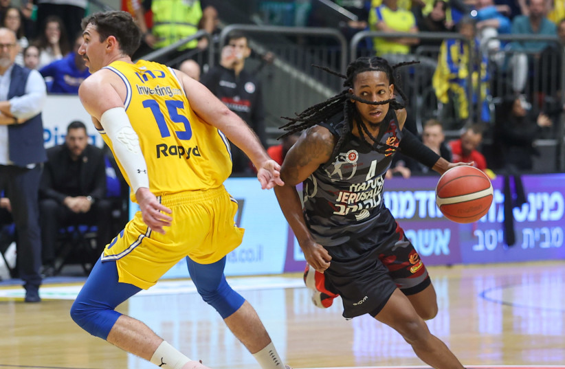   HAPOEL JERUSALEM guard Speedy Smith (right) had a 14-point-10-assist double-double against Jake Cohen and Maccabi Tel Aviv to lead the Reds to a 80-75 victory over the yellow-and-blue (photo credit: DANNY MARON)