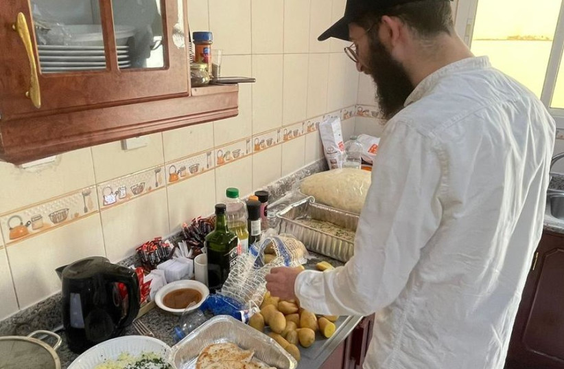 Why is this young Mexican rabbi giving out free kosher hamburgers Qatar? - Vimarsana News
